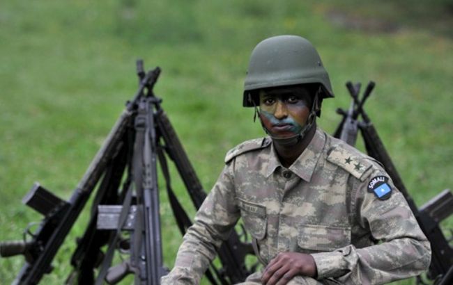 В столице Сомали три солдата погибли, пытаясь обезвредить бомбу в автомобиле