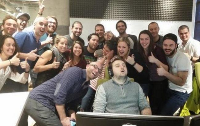 Офисный сотрудник стал героем Сети, заснув на работе