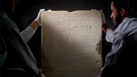 Люди ходили по цій реліквії, а зараз її продають за мільйони: як виглядає унікальна плита з 10 заповідями Божими