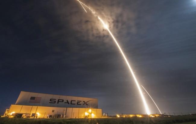 SpaceX планує перший туристичний політ навколо Місяця в 2018 році