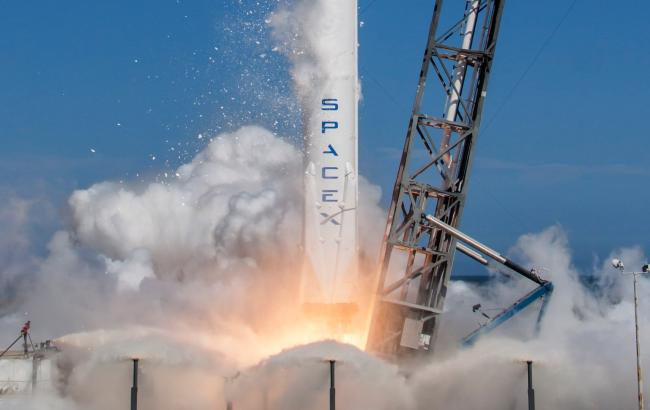 SpaceX запустила корабль повторного использования с грузом для МКС