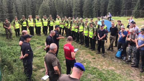 Мама зі сльозами на очах поговорила з сином: в Карпатах знайшли маленького хлопчика