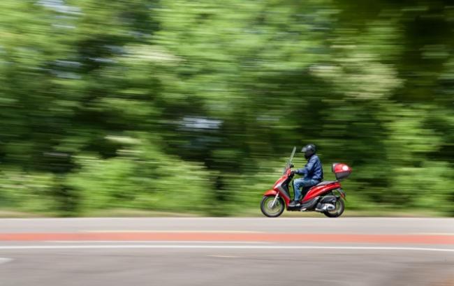 Байкер чудом остался жив после того, как по его голове проехал грузовик