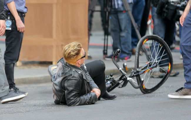 Солист U2 снялся в шутливом ролике, посвященном его падению с велосипеда