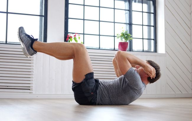 Помилка, яку роблять 90% людей, виконуючи скручування пресу