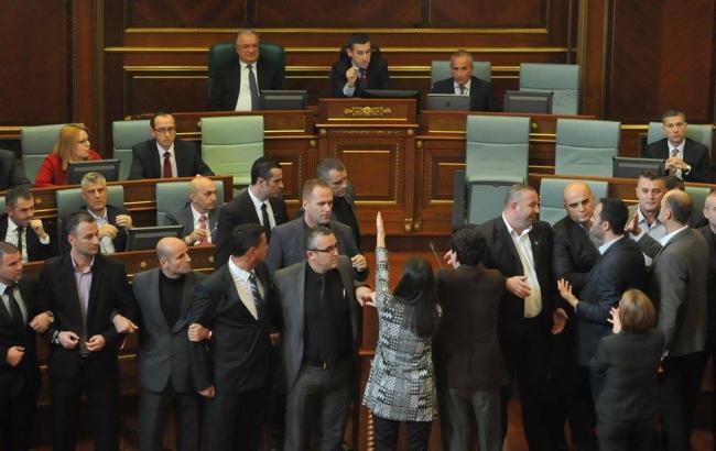 У парламенті Косово опозиція розпорошила сльозогінний газ