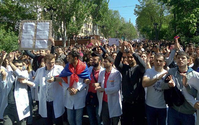 Протесты в Ереване возобновились, активисты перекрывают дороги