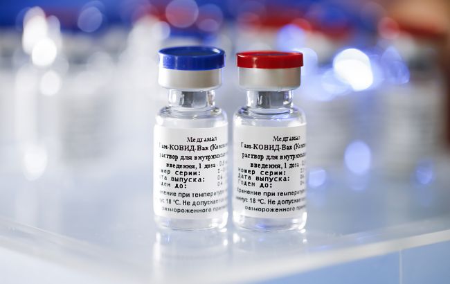 Угорщина попередньо схвалила вакцину з РФ. Сійярто їде погоджувати постачання
