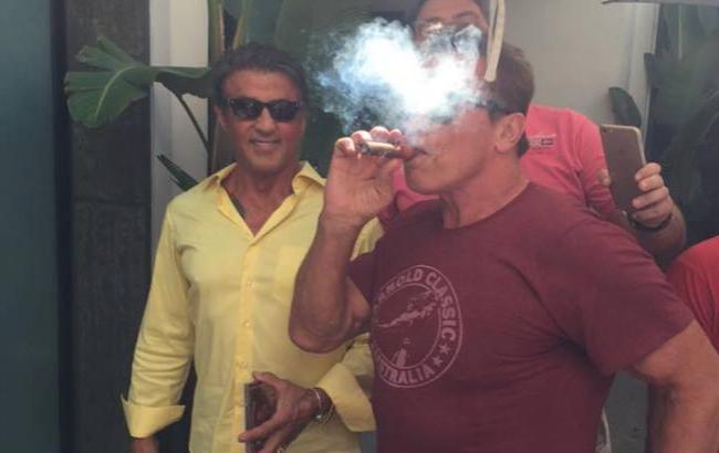 Шварценеггер з сигарою зіпсував російським туристам спільне фото зі Сталлоне
