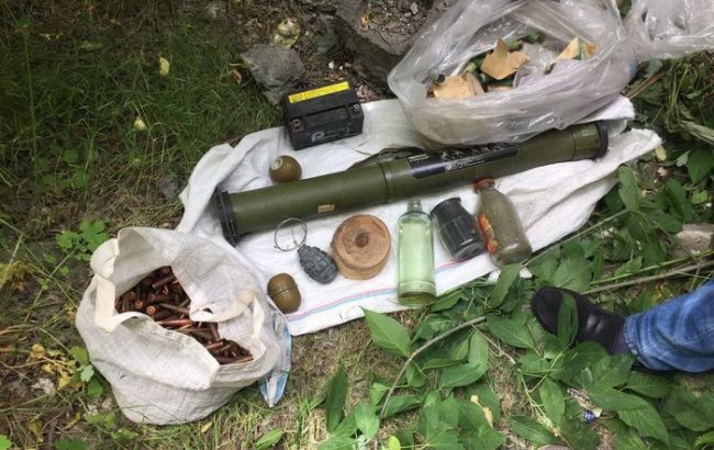 У Донецькій області СБУ виявила схованки зі зброєю