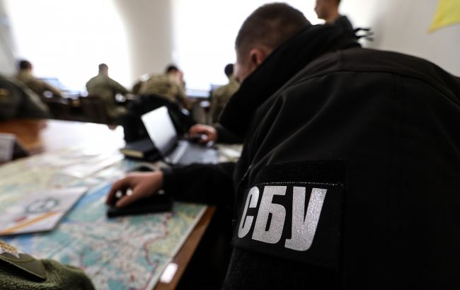 В одном из департаментов Киева отстранили чиновников, подозреваемых в получении взятки
