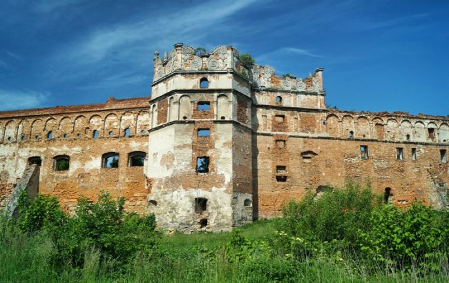 Вежі з історією. Найкращі замки-руїни в Україні, які збереглися до наших днів