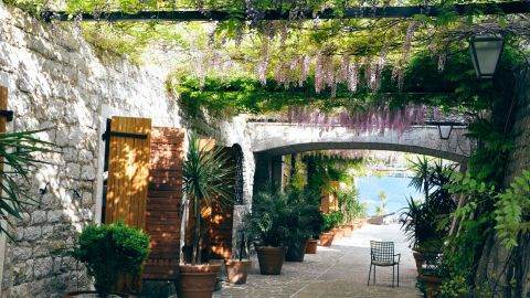 "Готелі порожніють, тури скасовані": чому туристи відмовляються від відпочинку на курортах Чорногорії у вересні