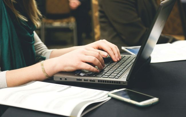 Вчені розповіли про користь сидячої роботи: усі подробиці