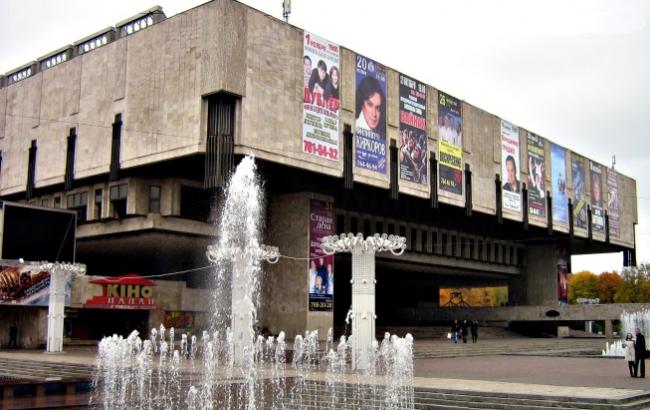 У Харкові під час вистави на артистку хору впав завісу