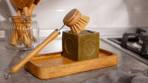 Мощнее всех магазинных средств: как сделать гель для стирки из хозяйственного мыла