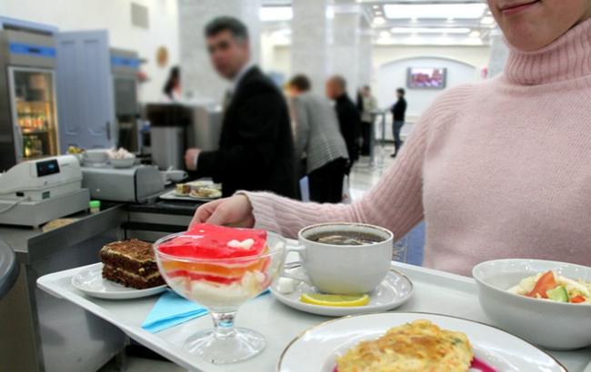 Журналист показала, чем и за сколько питаются нардепы в Раде