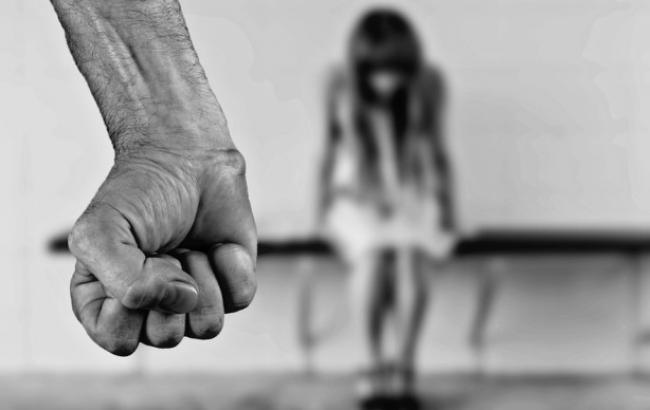 В Ивано-Франковске отец около года насиловал несовершеннолетнюю дочь