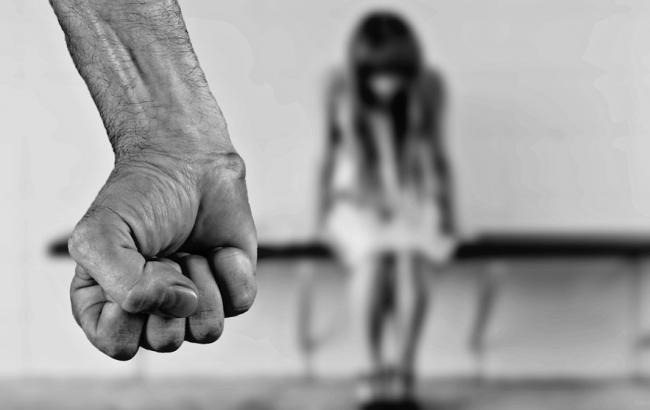 У Сумській області чоловік зґвалтував у себе вдома двох неповнолітніх