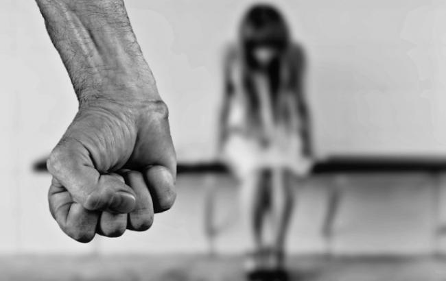 В Киеве неизвестный изнасиловал 15-летнюю девочку