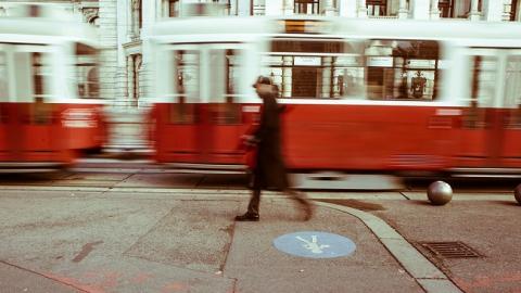 Страшные кадры: в Николаеве трамвай переехал человека (видео)