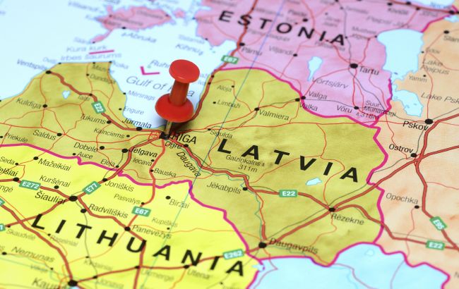 Країни Балтії вимагають розширити санкції проти Білорусі через мігрантів