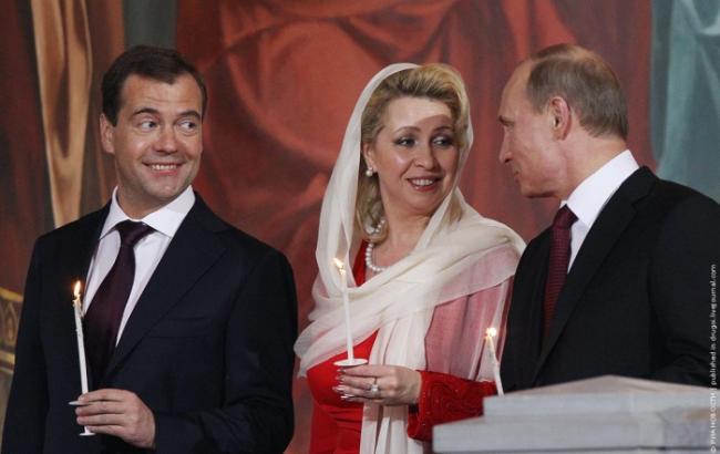 Путин наградил жену Медведева грамотой