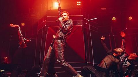 Украинский "Певец года" похвастался аншлагом в России (видео)