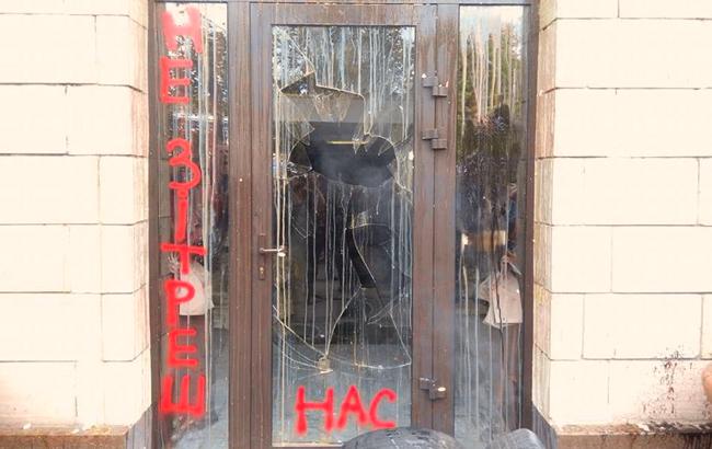 Скандальний магазин на Грушевського залишився без меблів