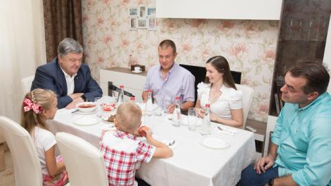 Порошенко побував на новосіллі у танкіста: в мережі вказали на дивні деталі