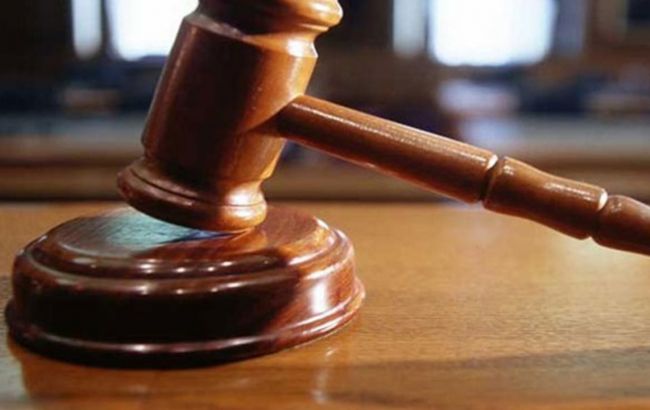 Помічницю судді, викриту на отриманні хабара, відправили під домашній арешт