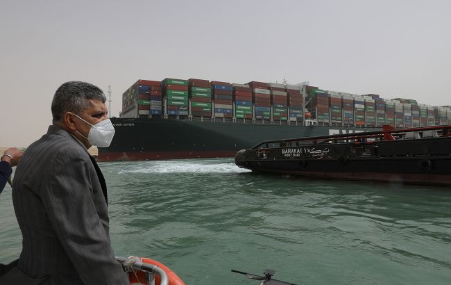 Затор у Суецькому каналі: біля входу скупчилися понад три сотні суден