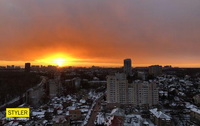 Огненное небо: в Киеве завораживающий закат попал на фото