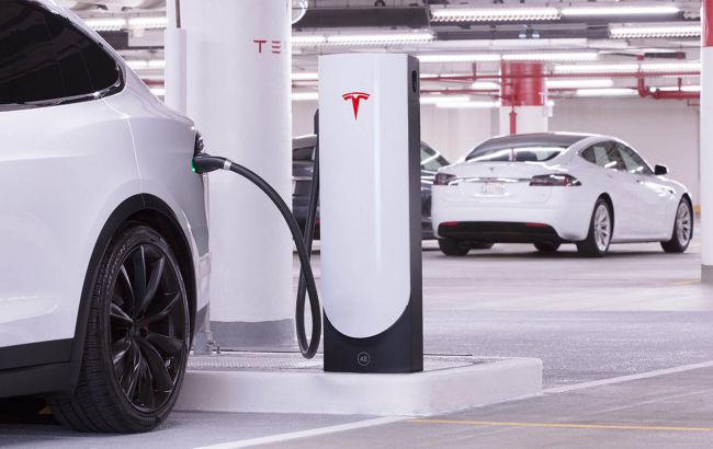 Tesla здалася: компанія показала універсальну зарядку для усіх електромобілів