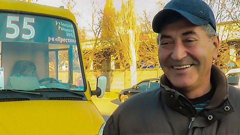 Цей маршрутчик читає пасажирам вірші та надихає українців (відео)