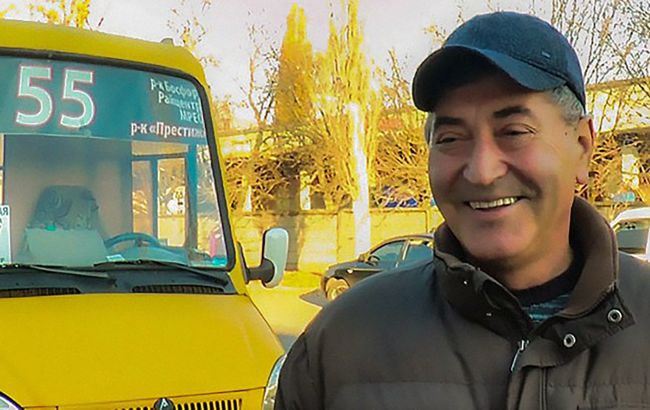 Цей маршрутчик читає пасажирам вірші та надихає українців (відео)