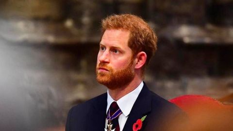 Принц Гарри из-за тоски по дому и друзьям не выпускает из рук телефон