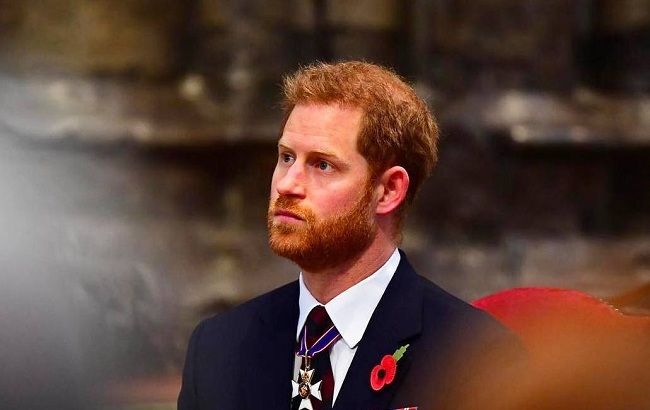 Принц Гаррі через ностальгію по друзям і дому не випускає з рук телефон
