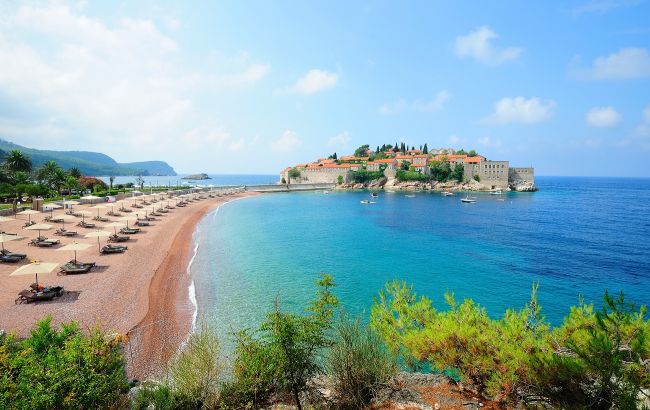Белоснежный берег и роскошные отели: топ 10 самых красивых пляжей Черногории