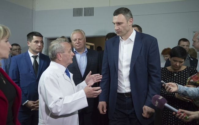 Кличко оглянув нове травматологічне відділення у київській дитячій лікарні №1