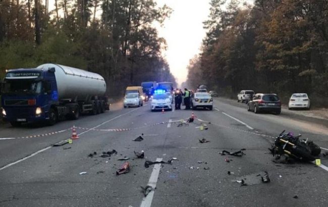 У Києві мотоцикл на швидкості врізався в авто, є загибла