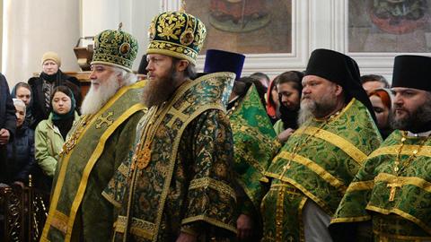 "Кадило крутиться &ndash; лавеха каламутиться": мережу насмішили священики біля офісу лотереї