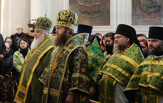 "Кадило крутиться &ndash; лавеха каламутиться": мережу насмішили священики біля офісу лотереї