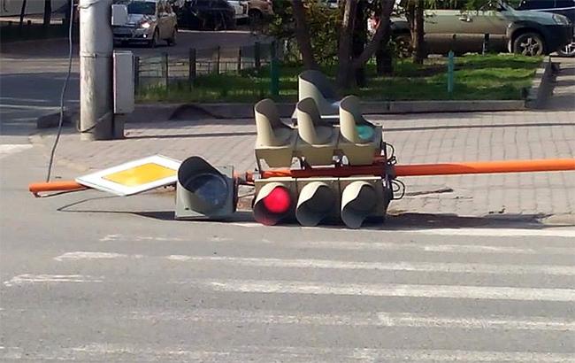У Києві водій фури "демонтував" світлофор (відео)