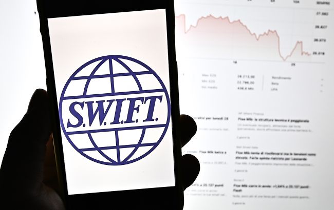 Официально. ЕС отключает семь российских банков от SWIFT