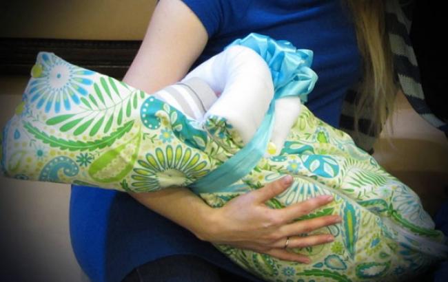 В роддом, как на передовую: молодой отец в Запорожье приехал за сыном на боевой машине