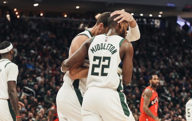 Центровий "Мілуокі" оформив видовищний слемданк на повороті: момент дня в НБА