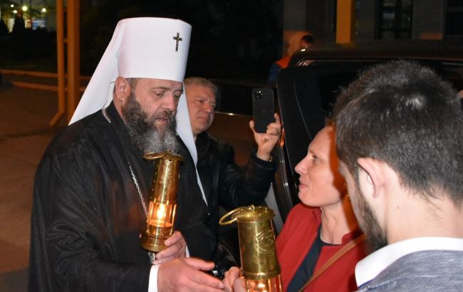 В Україну прибув Благодатний вогонь: вперше через війну його доставляли сушею