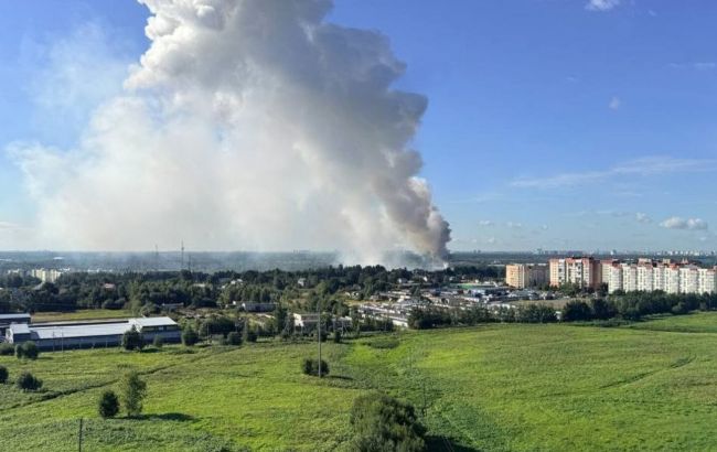 Під Петербургом спалахнула масштабна пожежа після вибуху