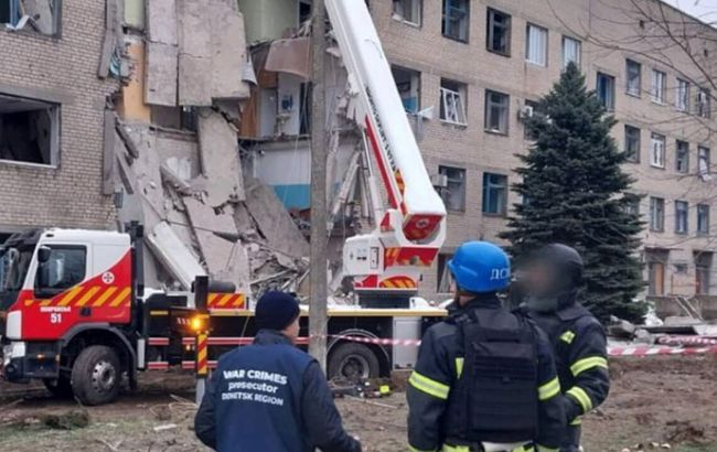 Из-под завалов в Селидово спасен человек (видео)